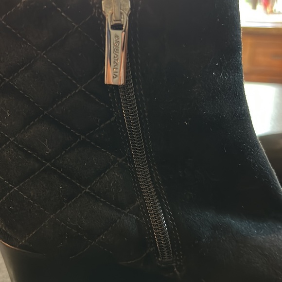 Aquatalia booties in black suede with side zipper and quilted design - Picture 7 of 9